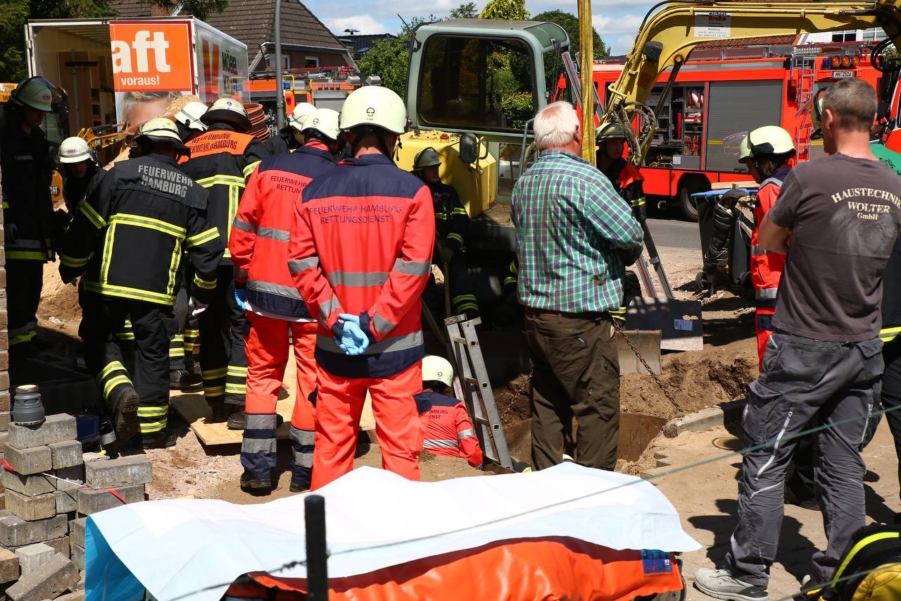 Helfer am Einsatzort in Hamburg