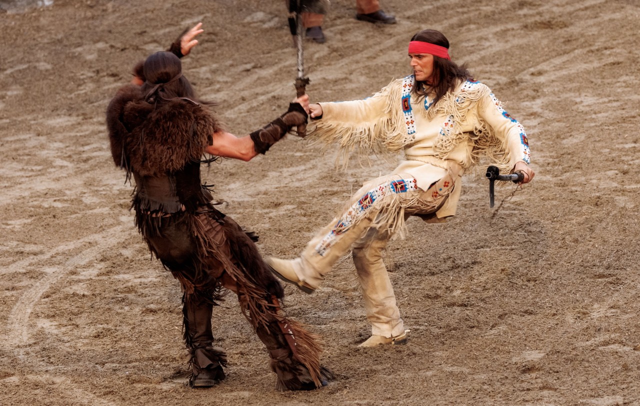 Der Schauspieler Sascha Hödl (r.) als Winnetou kämpft bei der Premiere von „Der Ölprinz“ bei den Karl-May-Spielen auf der Freilichtbühne am Kalkberg.