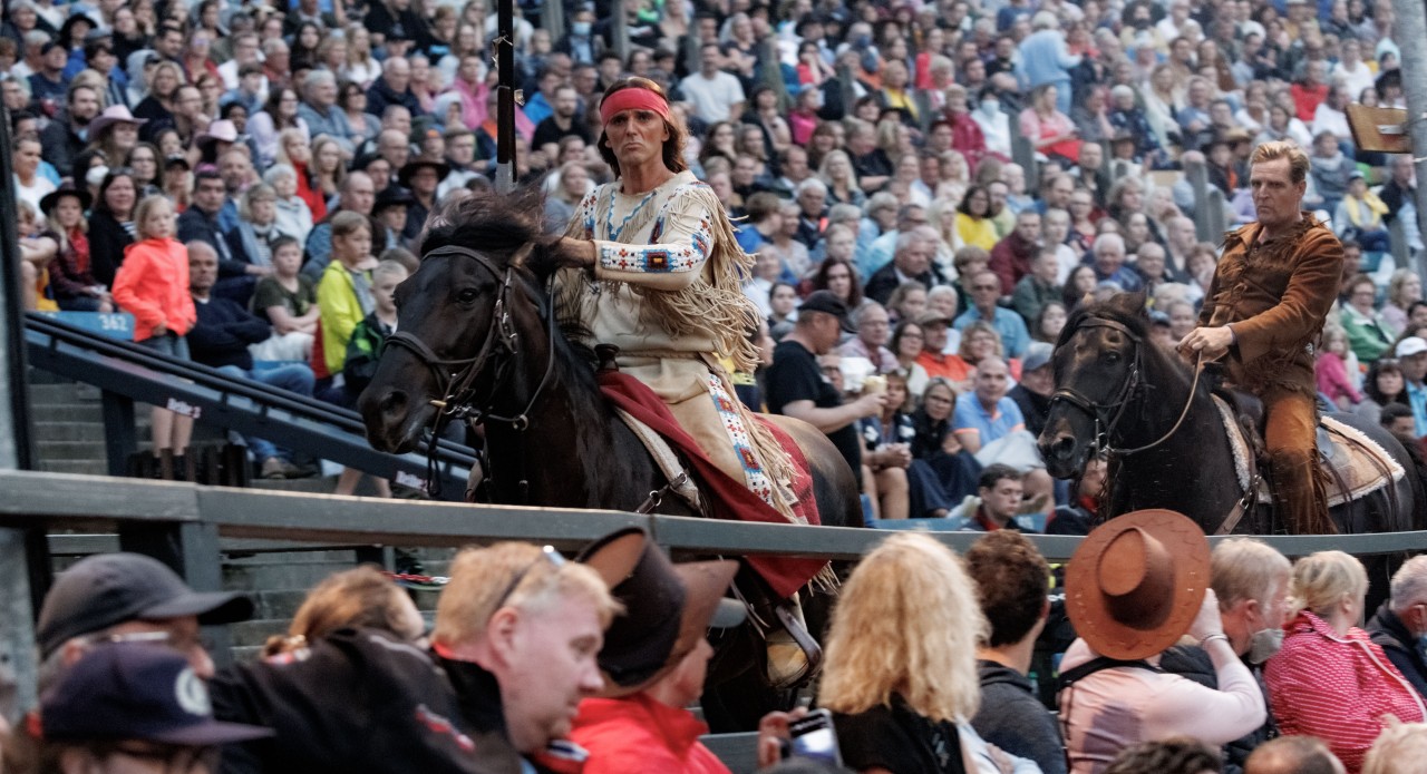 Bad Segeberg: Die Schauspieler Sascha Gluth (r.) als Old Shatterhand und Sascha Hödl als Winnetou reiten durch das Publikum bei der Premiere von „Der Ölprinz“ bei den Karl-May-Spielen auf der Freilichtbühne am Kalkberg.