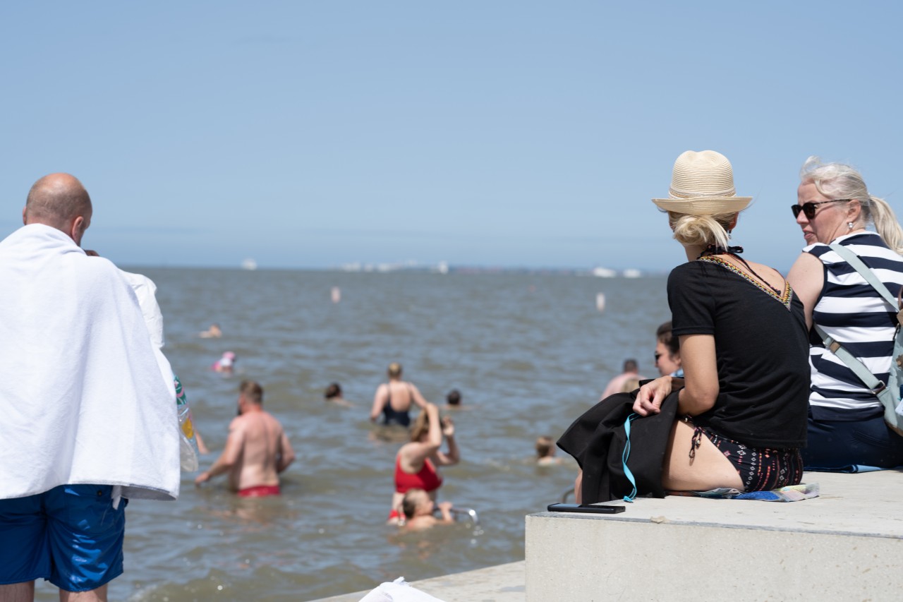 Abkühlung ist wichtig – bei zu großer Hitze sollten Urlauber an Nordsee und Ostsee allerdings lieber in den Schatten gehen.