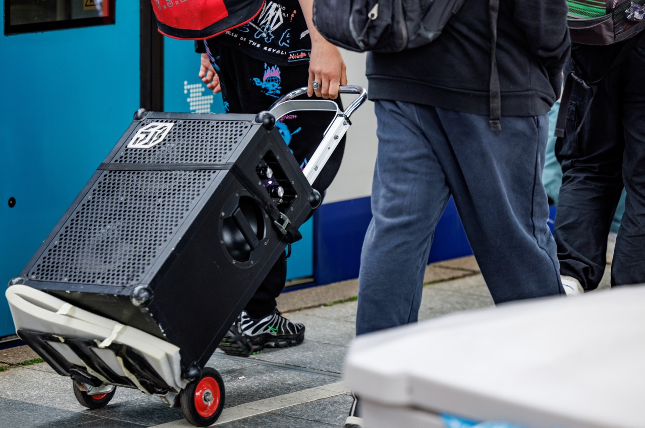 Reisende stiegen auf dem Bahnhof von Westerland auf Sylt mit einer großen Lautsprecherbox aus dem Zug. 