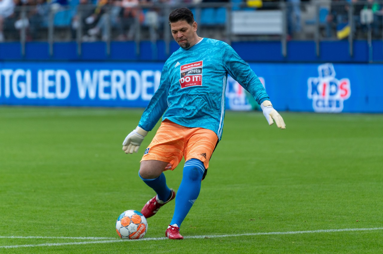 Tim Mälzer auf dem heiligen Rasen in seinem geliebten Volksparkstadion.