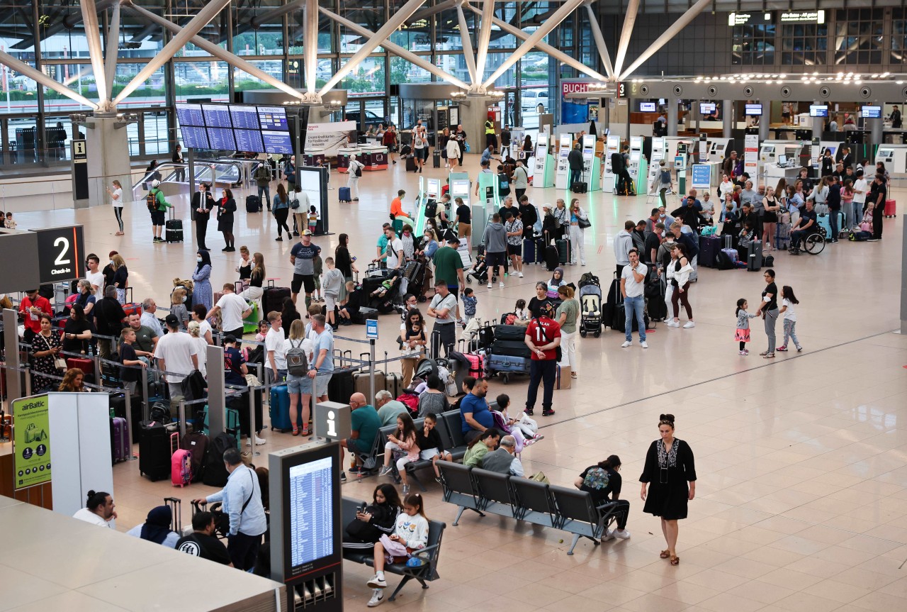 Das kleine Täschchen reicht nicht: Nova Meierhenrichs ist derzeit jeden Tag am Flughafen Hamburg.