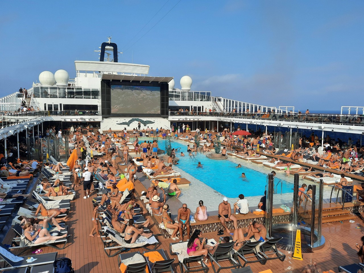 Auch wenn ein Kreuzfahrtschiff groß ist. Menschen kann man auf seiner „Mein Schiff“-Reise trotzdem nicht komplett meiden.