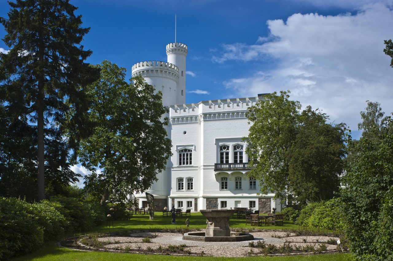 Ostsee: Sieht aus wie eine Kulisse aus einem „Edgar Wallace“-Film – doch so harmlos wie die Drehbücher von damals ist die Geschichte der Blomenburg von Selent nicht.