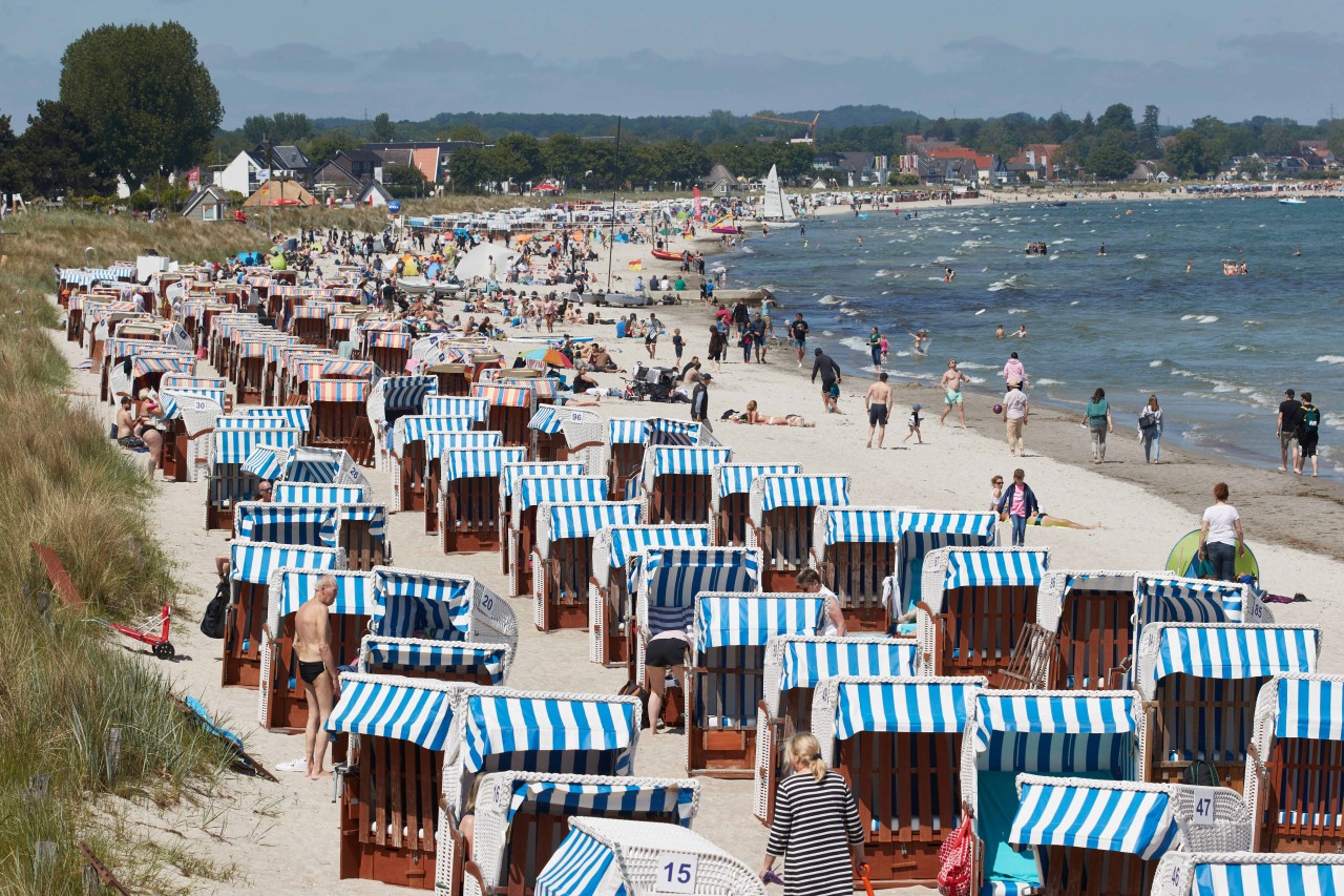 Strandurlauber genießen die Sonne und das Ostseewasser.