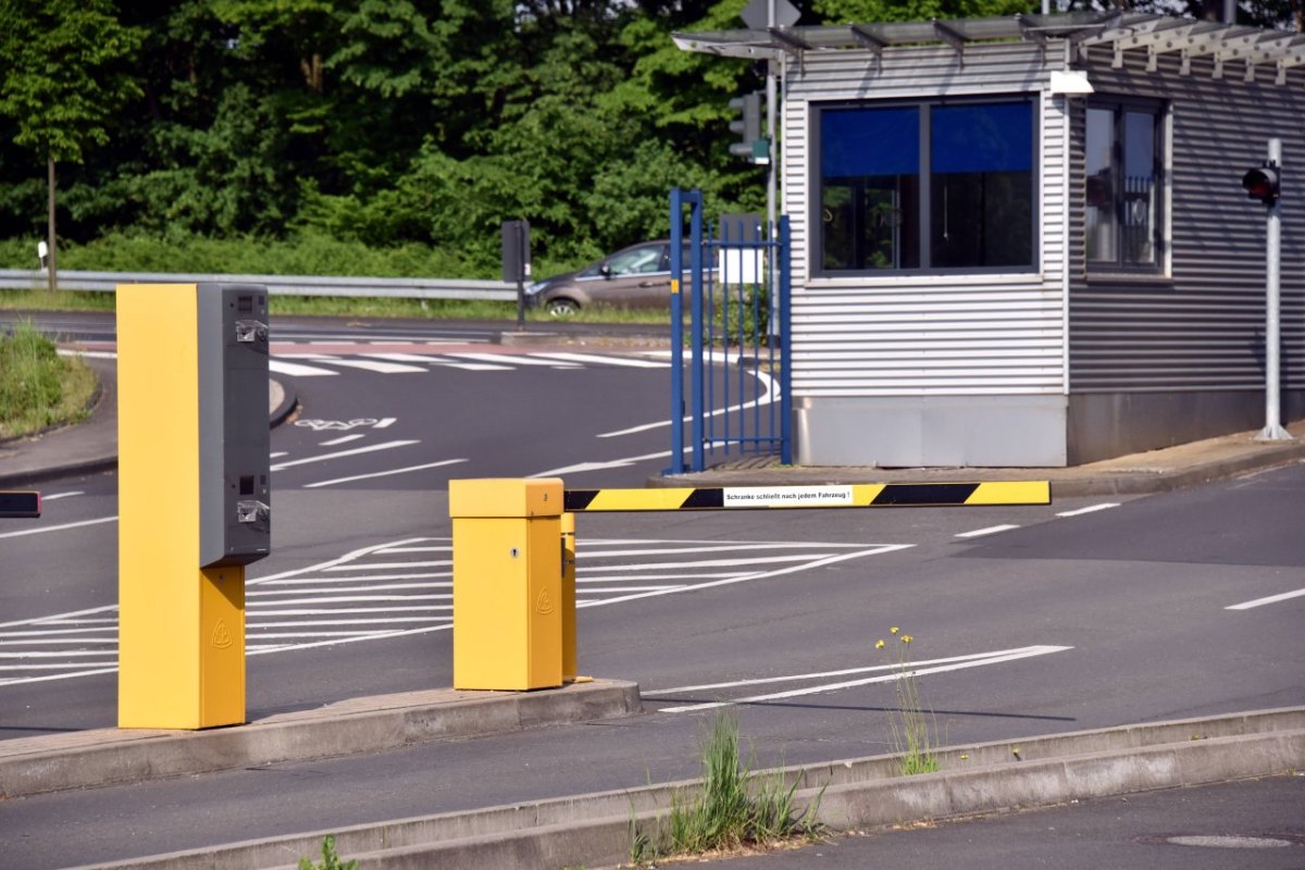 Rügen Parkplatz Schranke.jpg