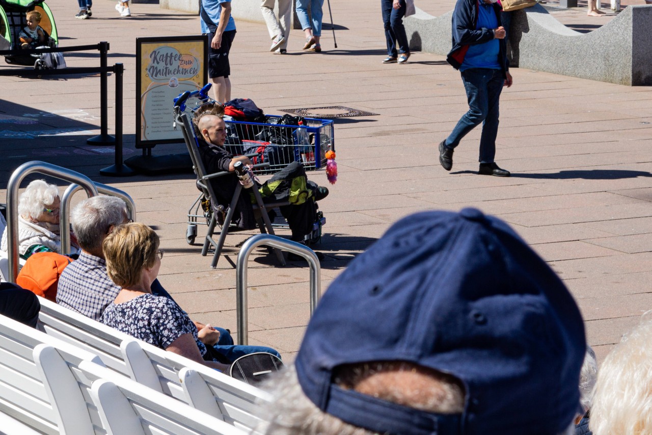 Mittlerweile haben auch Punks sich längst auf der Nordseeinsel Sylt breit gemacht...