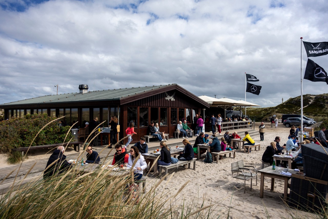 „Tv Total“ Moderator ruft bei der „Sansibar“ auf Sylt an und erfährt Erstaunliches.