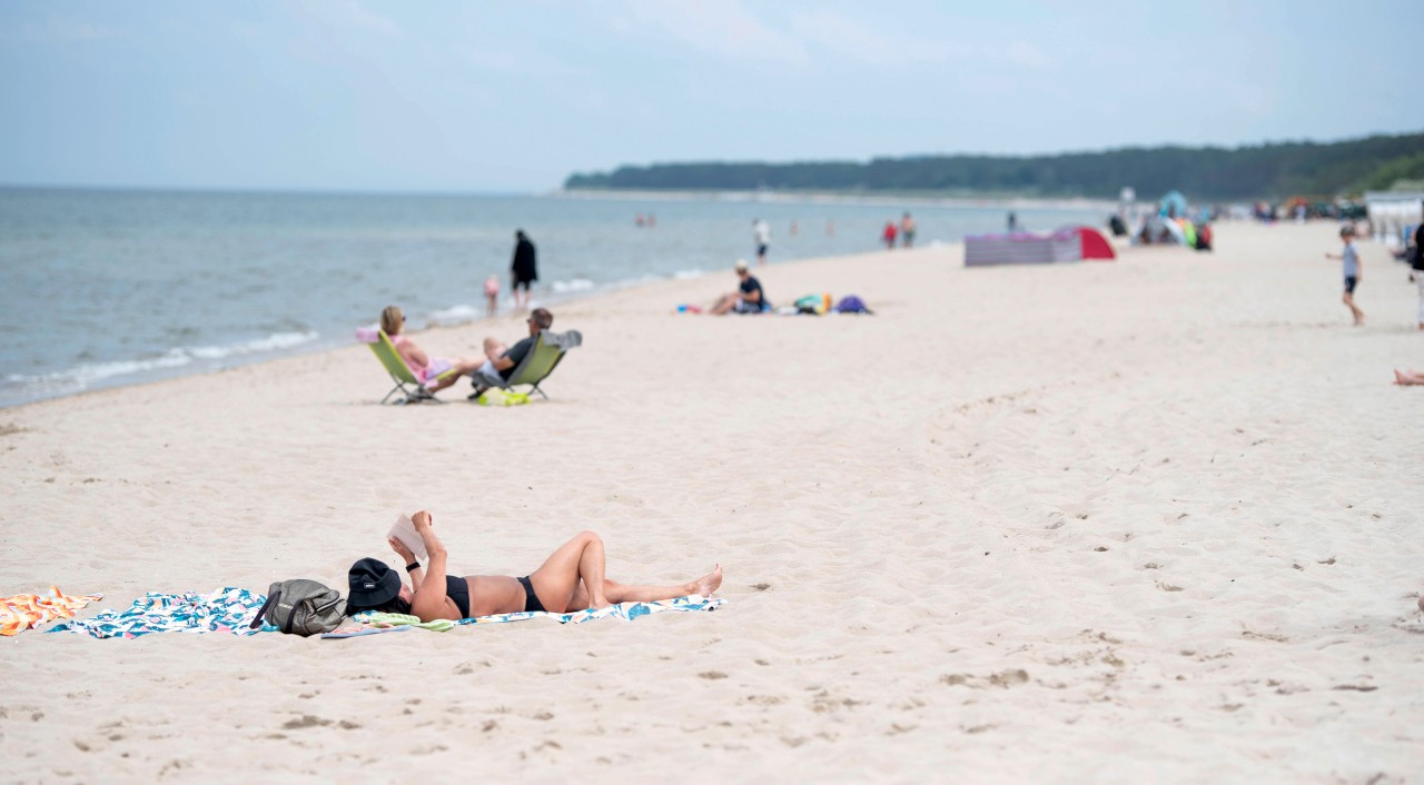 Urlauber am Strand von Usedom