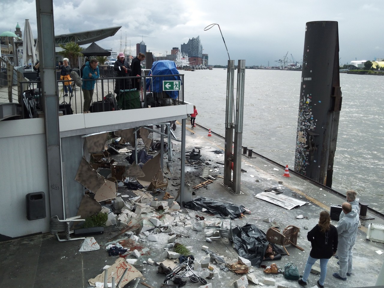 Dreharbeiten im Hamburger Hafengebiet, im Hintergrund die Elphi