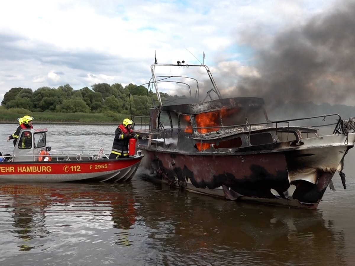 Brennendes Boot auf der Elbe