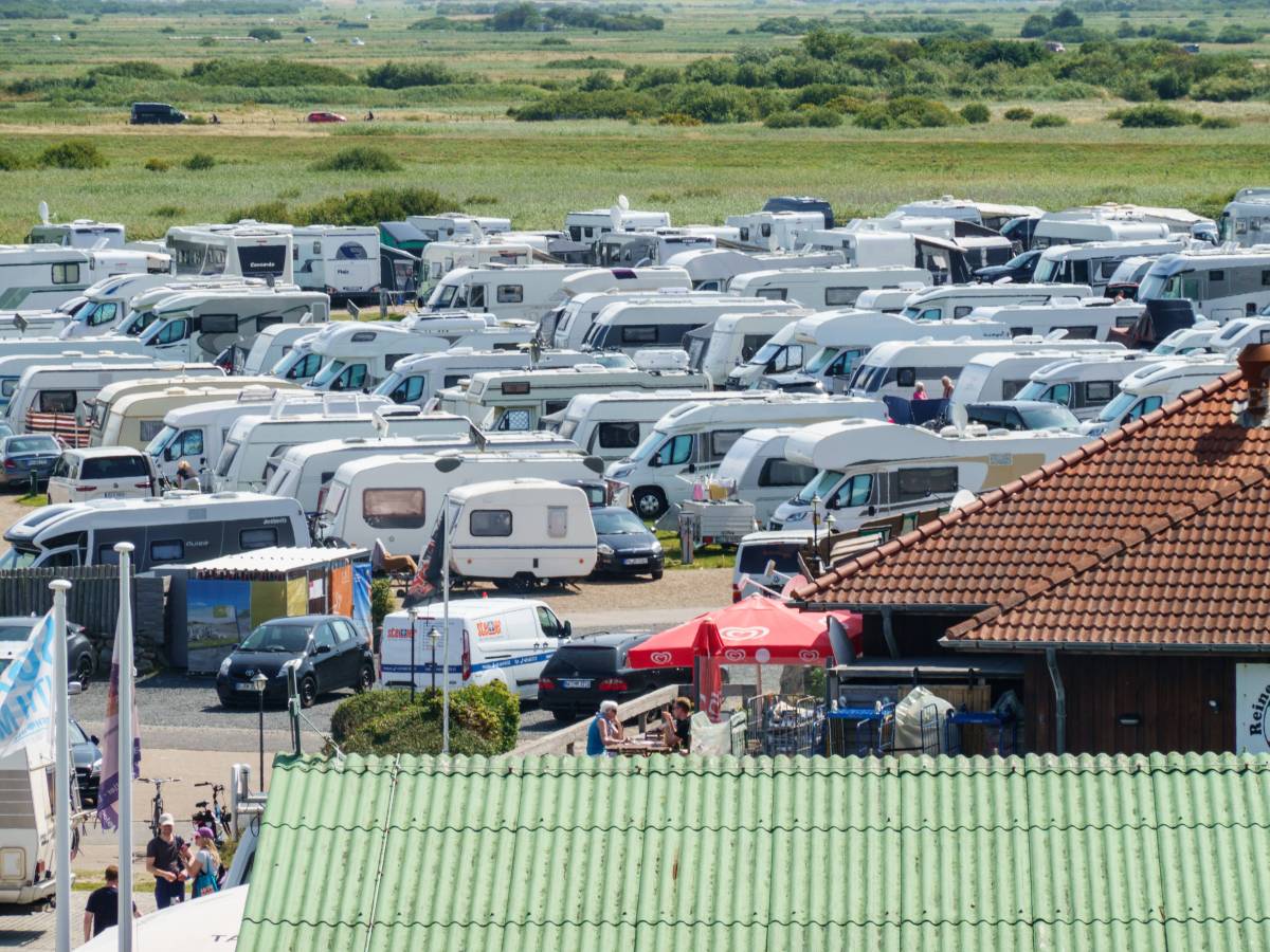 Camping erfreut sich größter Beliebtheit. Darauf gilt es bei Versicherungen von Wohnwagen zu achten.