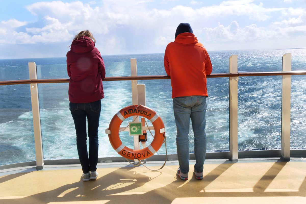 Dieser Passagier an Bord der „Aida Perla" gibt anderen Mitreisenden Rätsel auf.