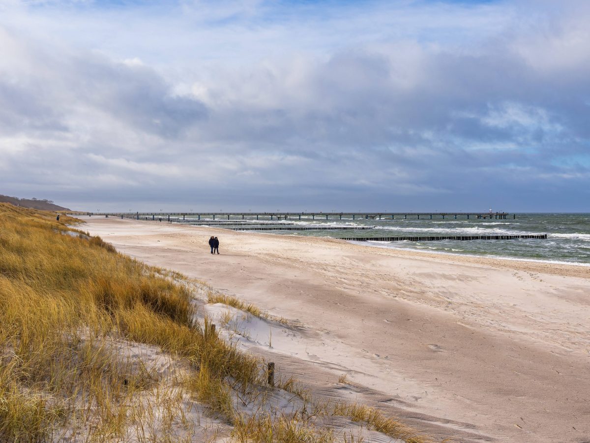 Der Strand an der Küste der Ostsee in Graal Müritz.