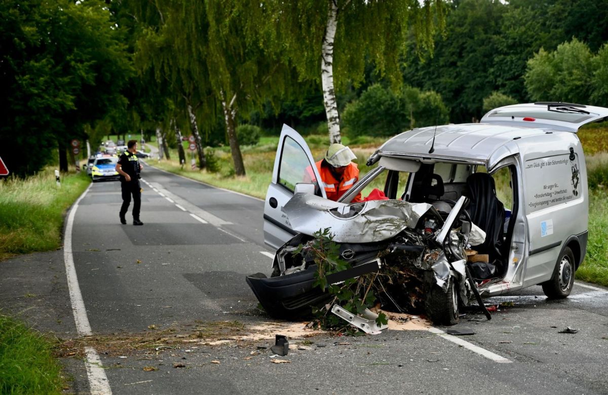 Hamburg: Auto prallt zwischen Eyendorf und LÃ¼bberstedt gegen Baum.