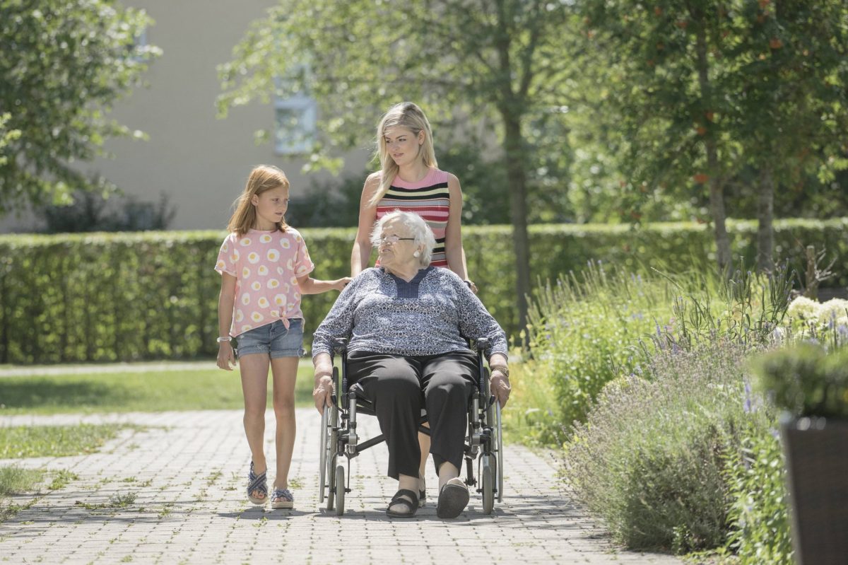 Eine Familie bei einem Spaziergang, Symbolbild