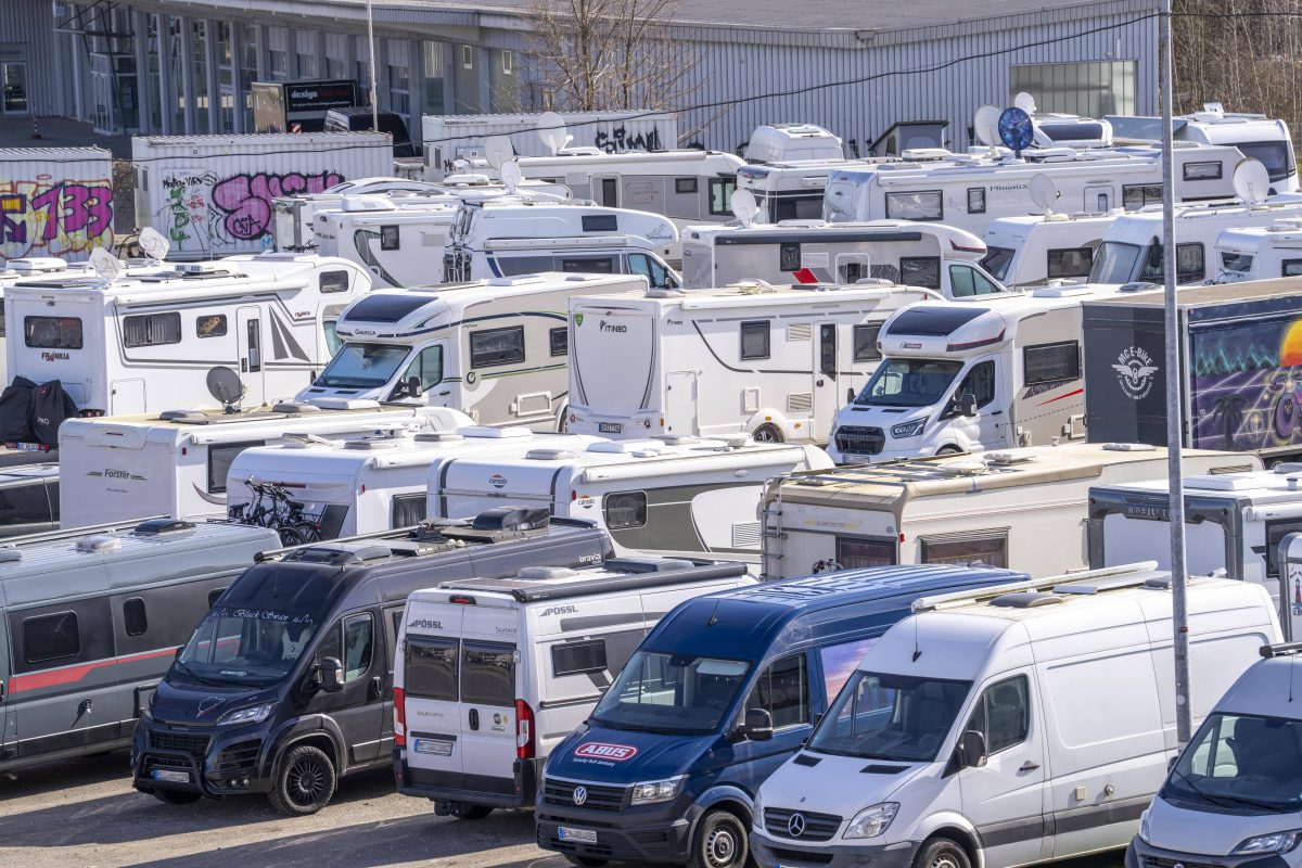 Ein Parkplatz voller Wohnmobile.