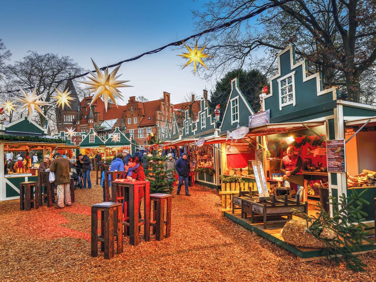 Weihnachtsmarkt Holzhütten in Herbstlandschaft