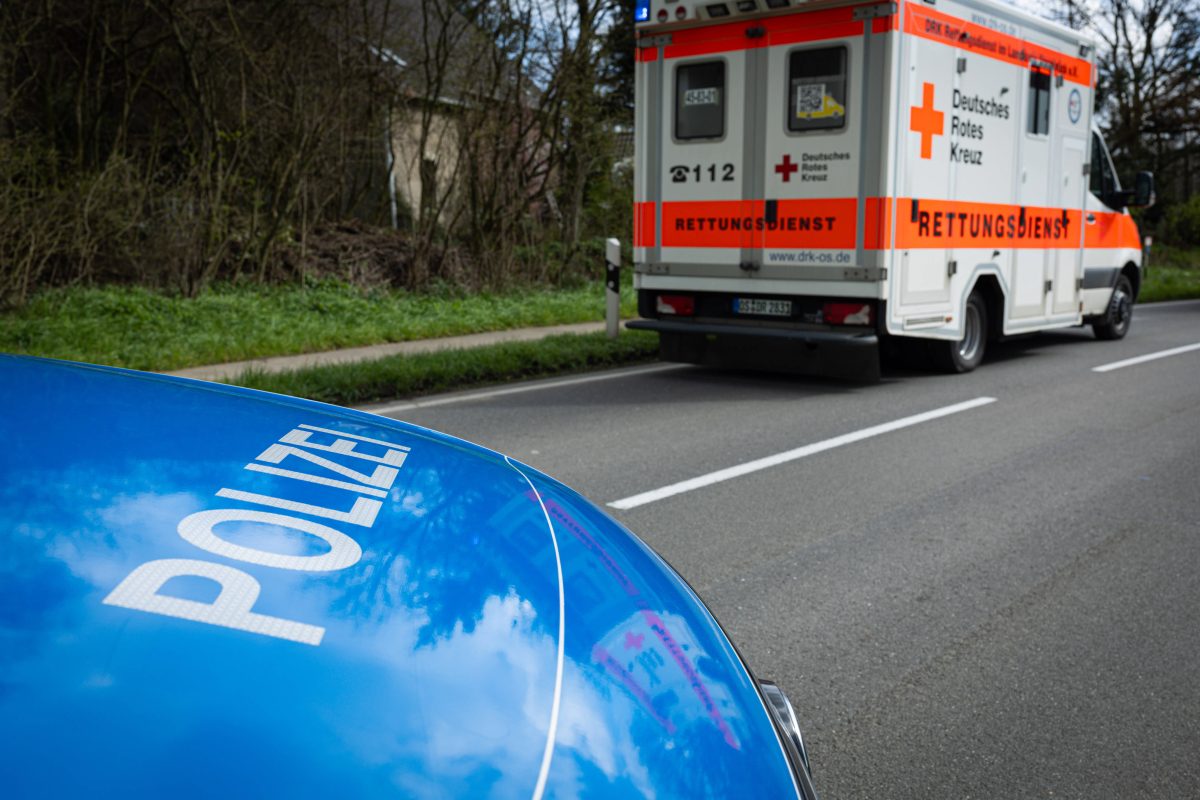 Ein Polizei- und Krankenwagen, Symbolbild.