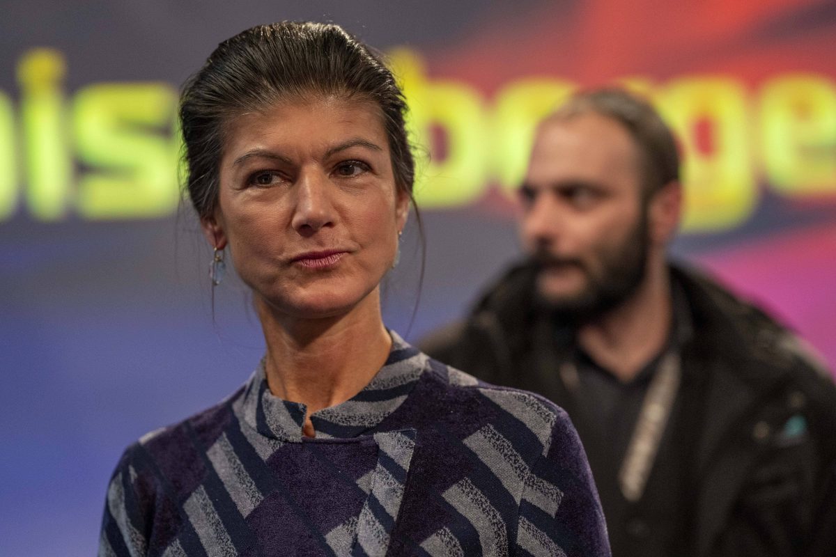 Sahra Wagenknecht stürzt mit ihrer Partei ab. Ein Scheitern an der fünf-Prozent-Hürde ist möglich.