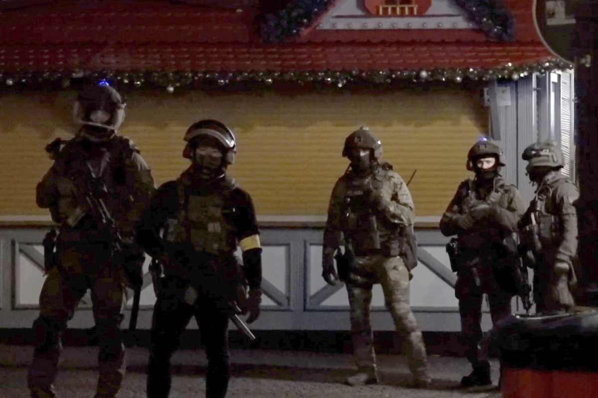 SondereinsatzkrÃ¤fte der Polizei im Einsatz auf dem Weihnachtsmarkt Magdeburg.