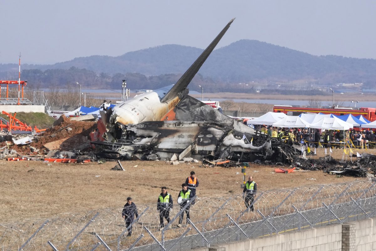 SÃ¼dkorea: Feuerwehrleute und RettungskrÃ¤fte arbeiten an dem Wrack eines Flugzeugs auf dem internationalen Flughafen von Muan.