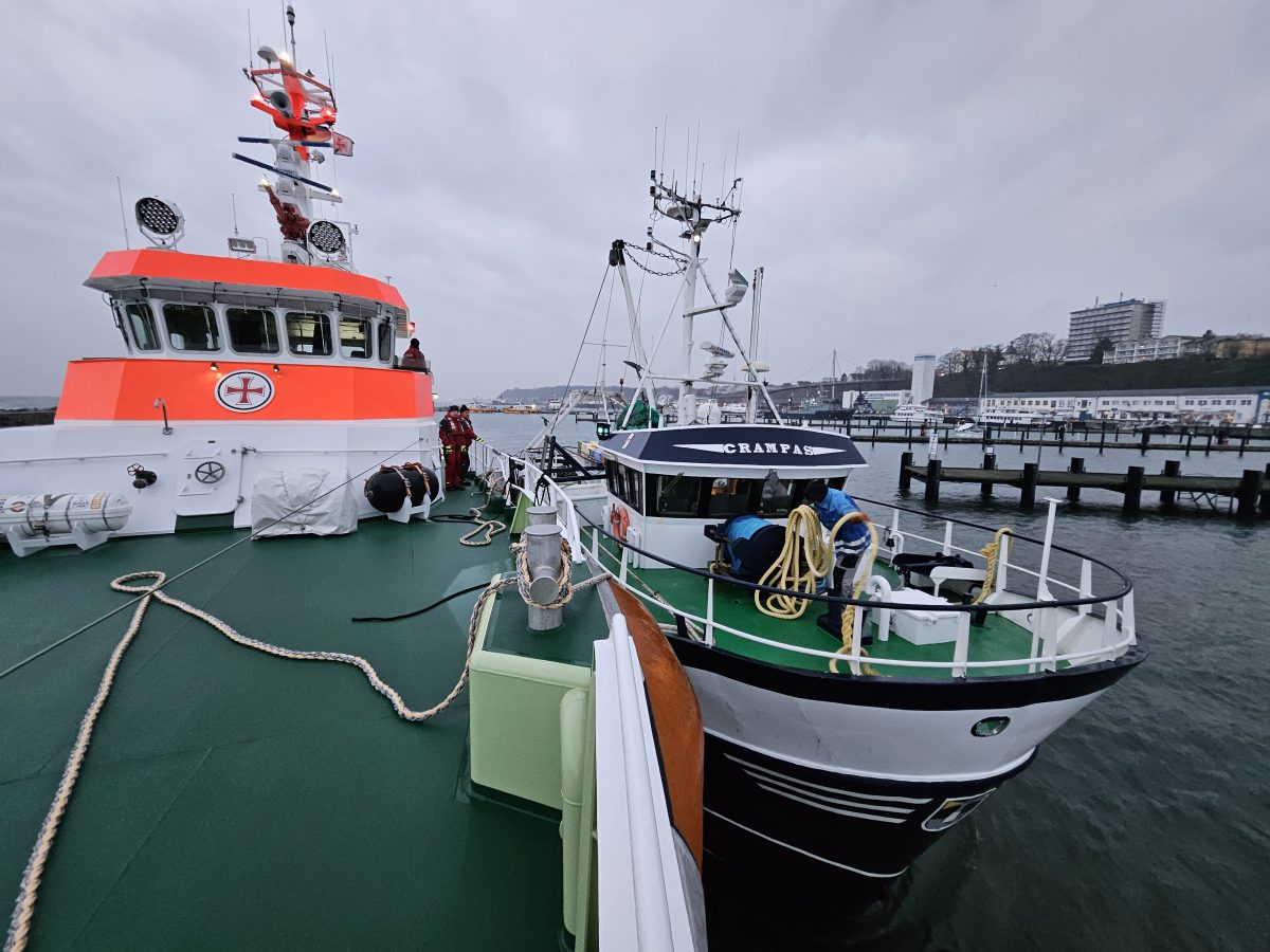 Mit dem Seenotrettungskreuzer HARRO KOEBKE der DGzRS haben die Seenotretter den manÃ¶vrierunfÃ¤higen Fischkutter â€žCrampasâ€œ sicher in den Hafen von Sassnitz geschleppt.