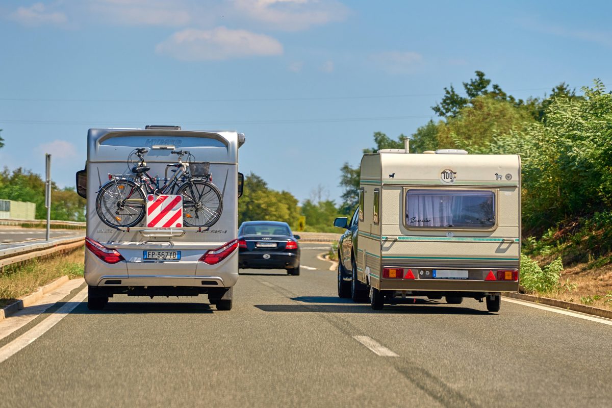 Zwei Camping-Mobile auf der Straße.