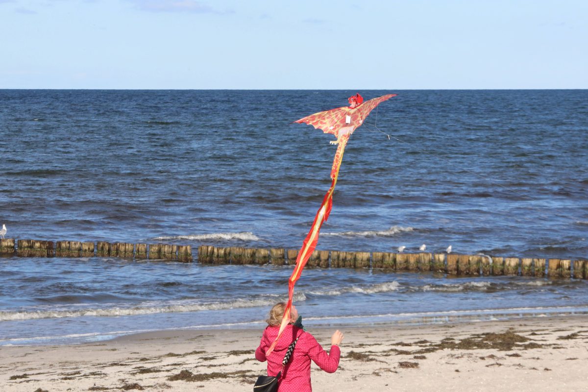 Eine Frau besucht zum letzten Mal die Ostsee. (Symbolfoto)