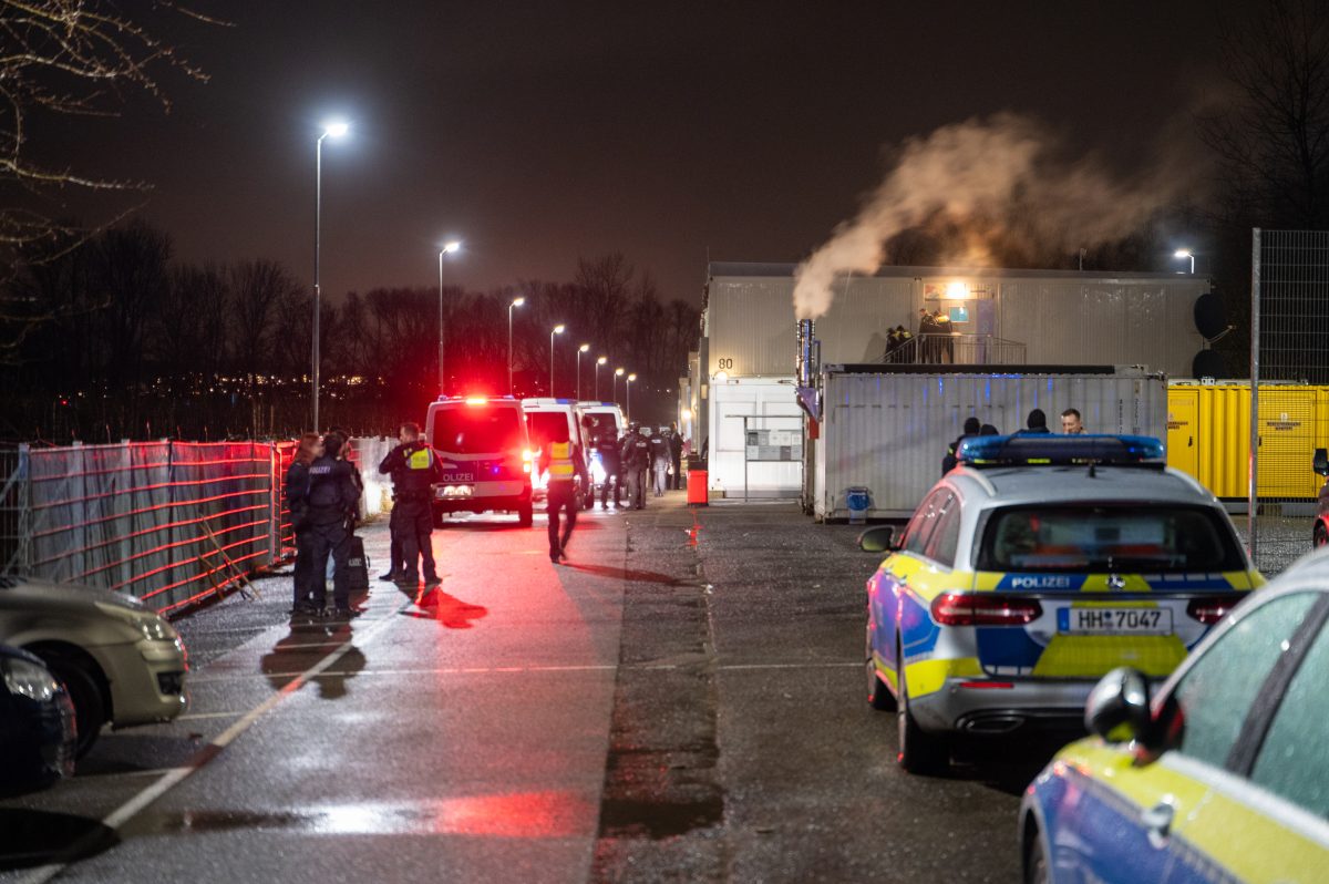 Ein Streit zwischen zwei Familien in einer Flüchtlingsunterkunft eskaliert.