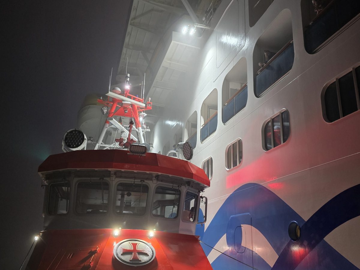 Der Seenotrettungskreuzer ANNELIESE KRAMER der DGzRS liegt längsseits des Kreuzfahrtschiffes „Aidanova“ und nimmt einen schwer erkrankten Passagier an Bord. Foto: Die Seenotretter