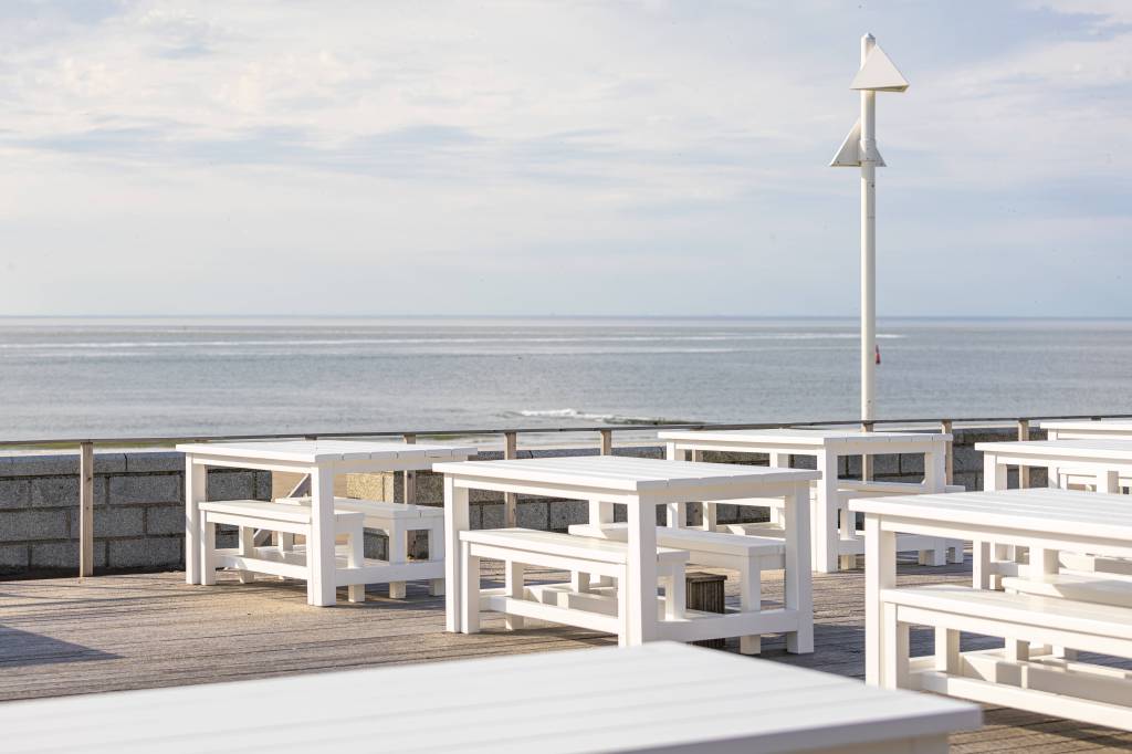 Ausblick von Restaurant-Terrasse auf das Meer.