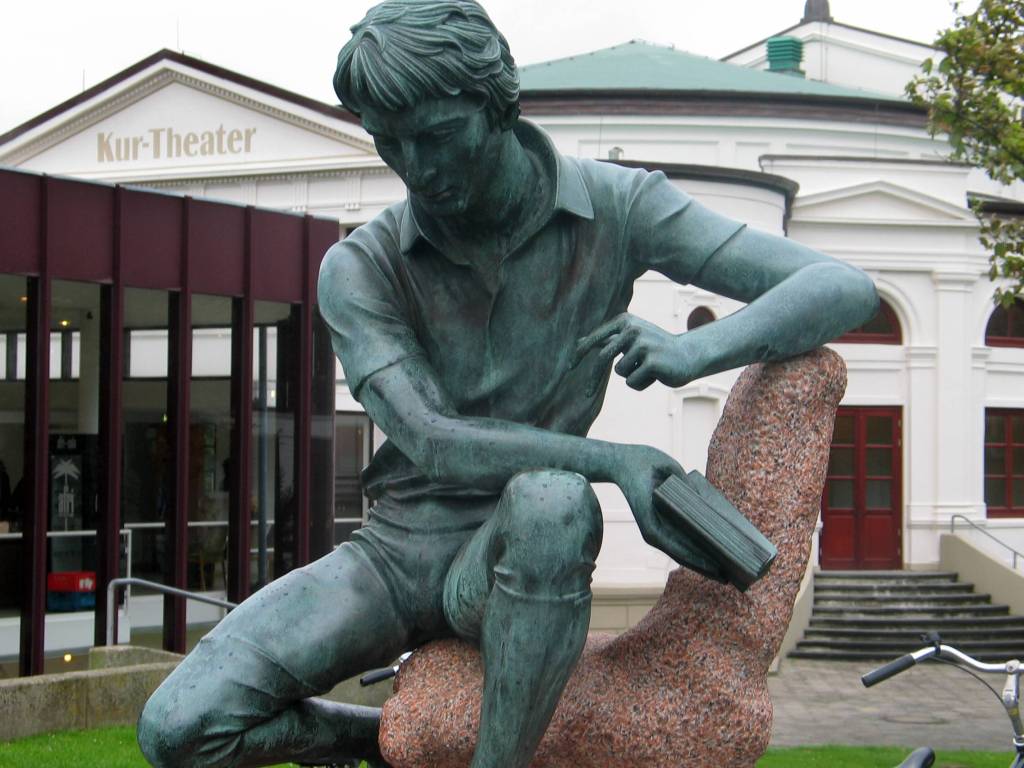 Statue vor Theater