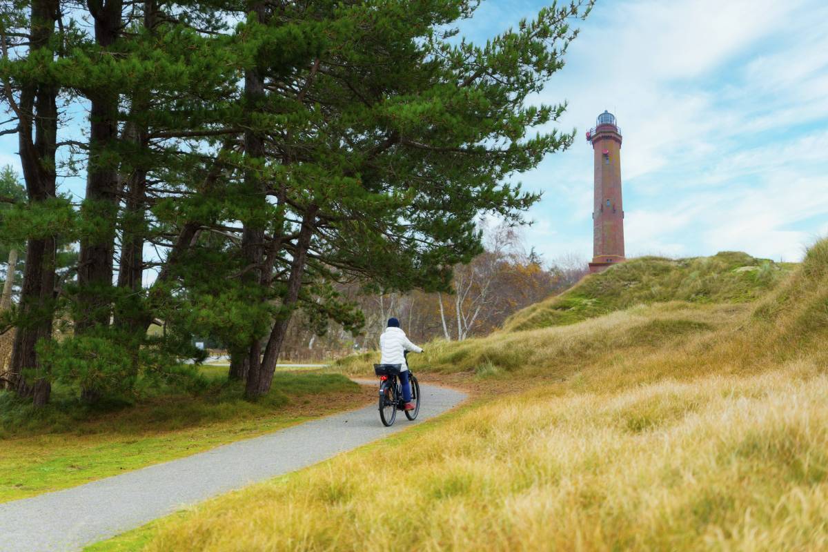 Fahrradweg führt zum Leuchtturm auf Norderney