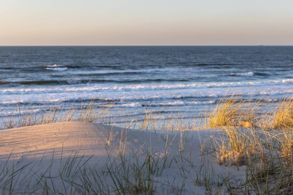 Sandstrand mit Aussicht auf Meer