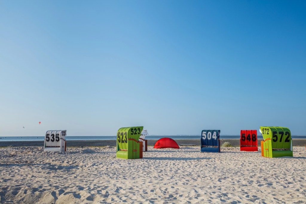 Strand mit bunten Strandkörben