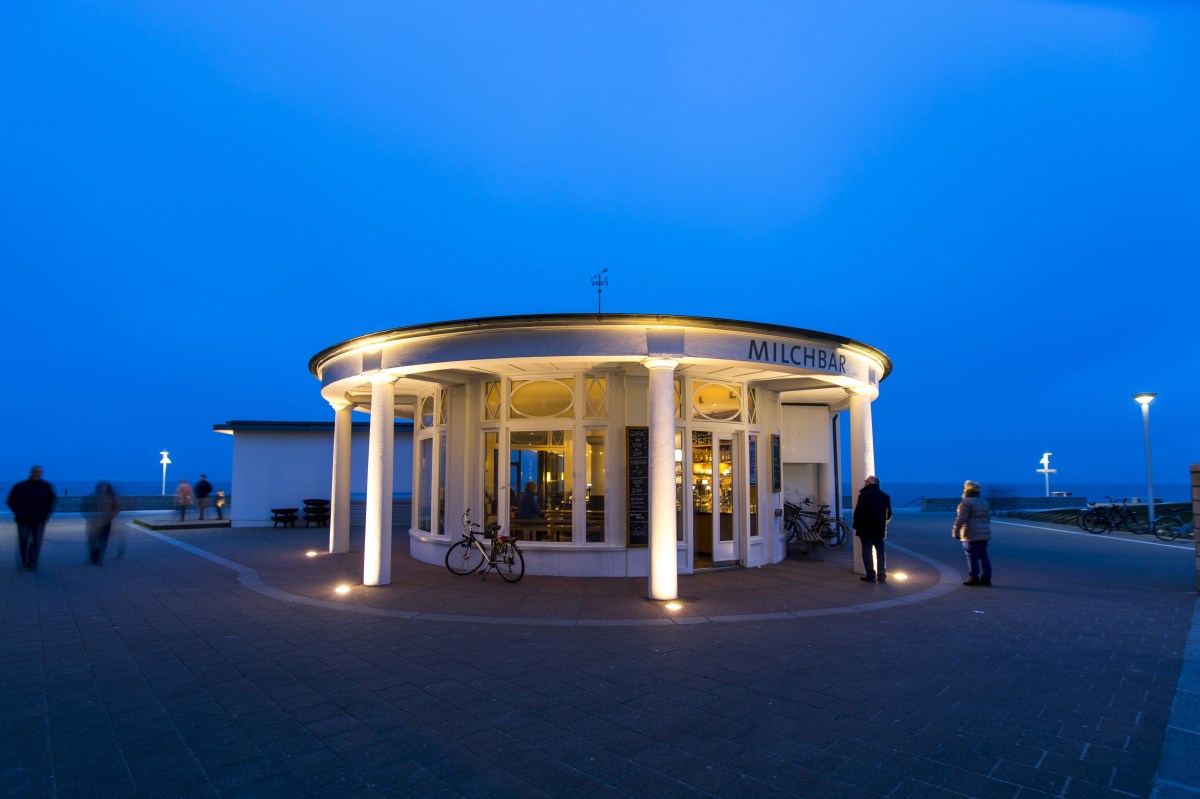 Milchbar auf Norderney am Abend