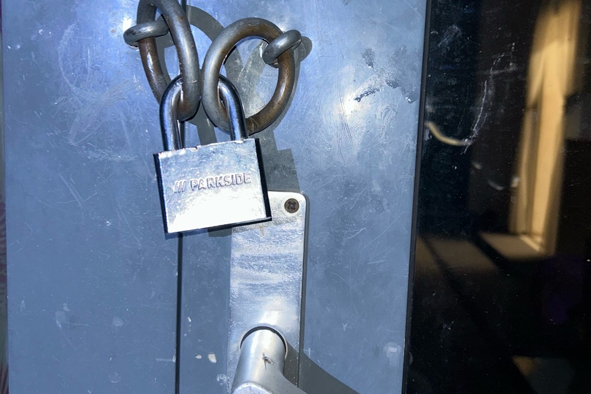 Als Arbeits-Sklaven gehalten – Zoll befreit Menschen aus Fabrik-Hölle.