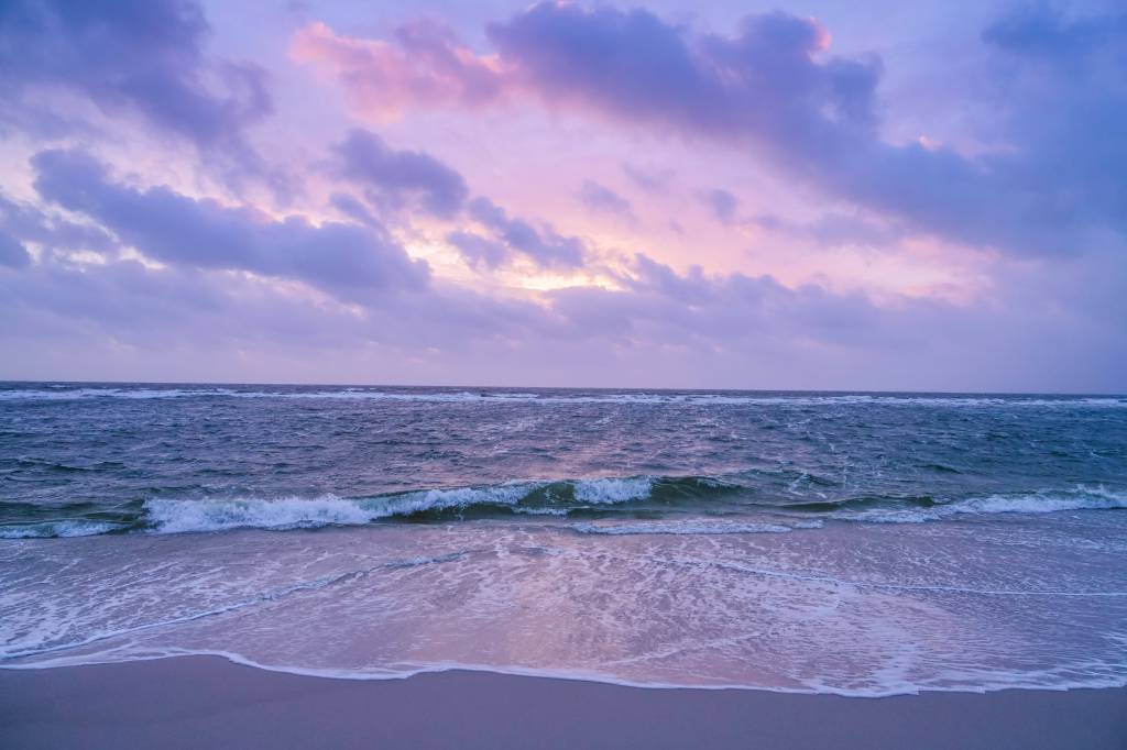 Strand in lila Farben