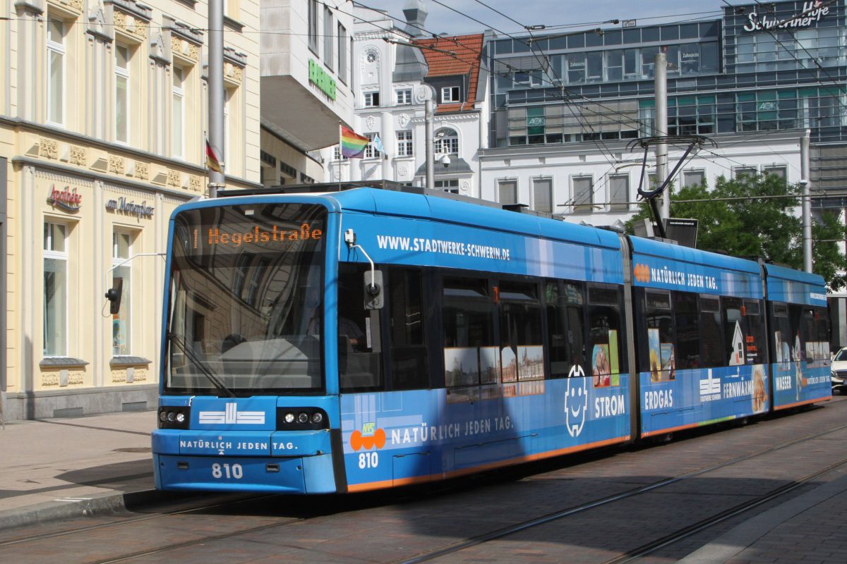Eine Straßenbahn in Schwerin an der Ostsee (Symbolbild).