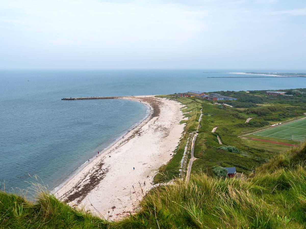langer Strandabschnitt am hellen Tag