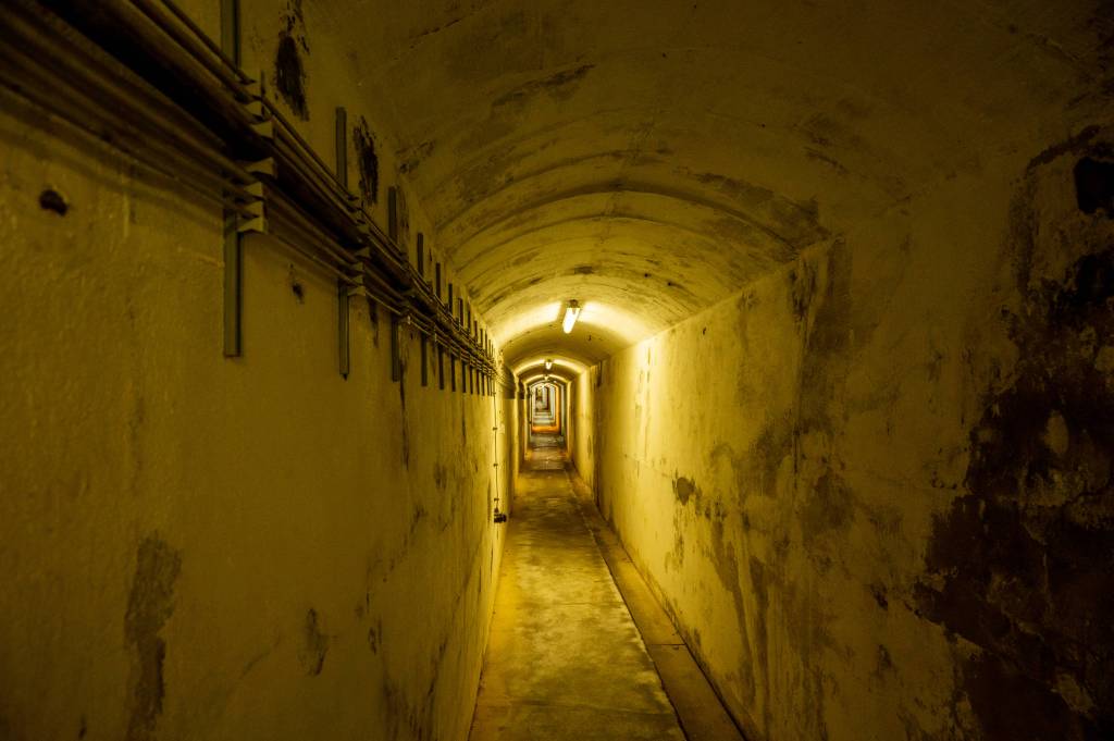 Tunnel im Bunker mit gelbem Licht