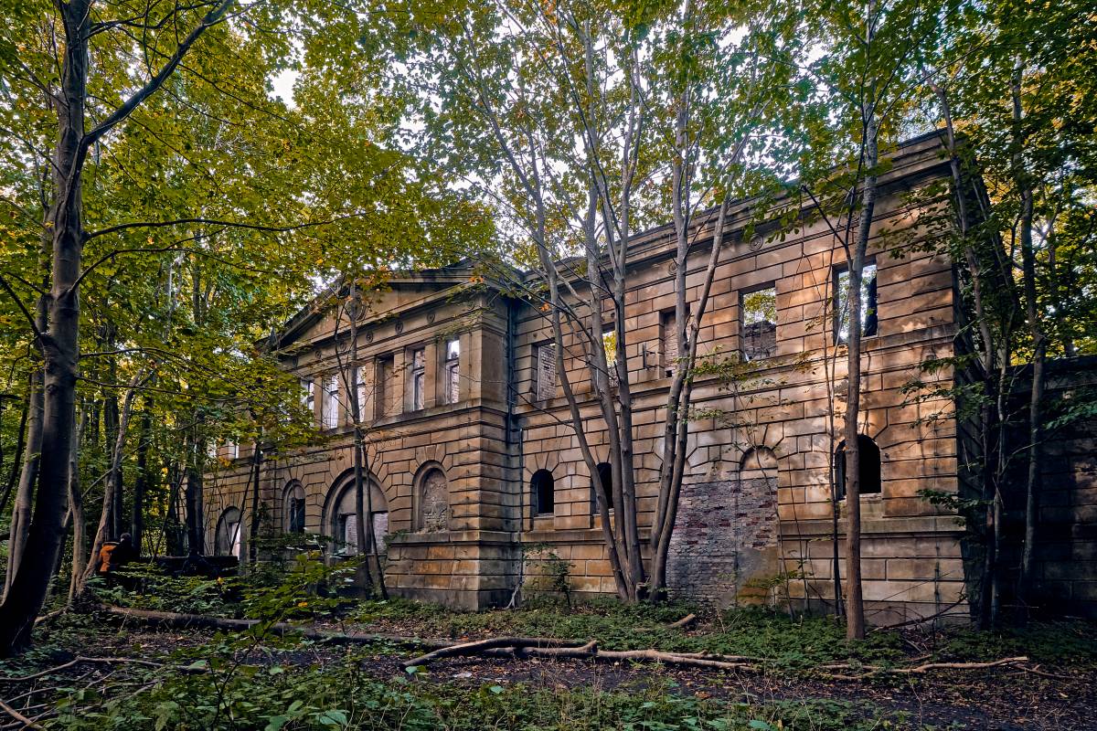 Altes Haus zwischen Bäumen