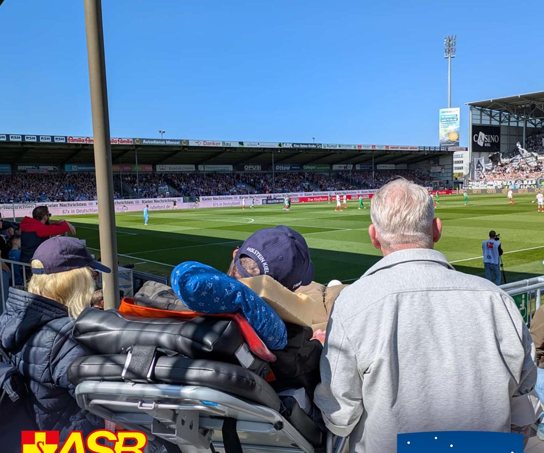 Dennis bei dem Spiel von seinem Lieblingsverein Holstein-Kiel.