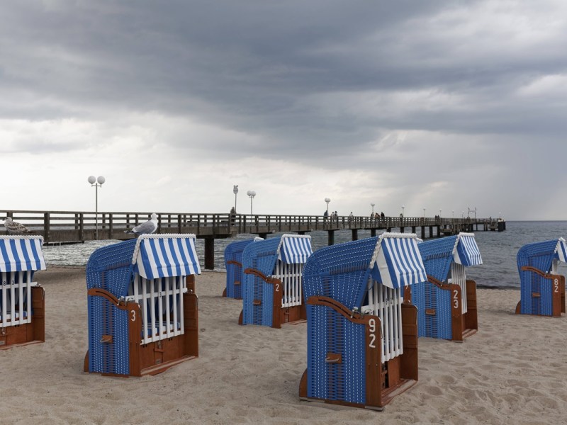 Ostsee-Touristen enttäuscht – Strand-Urlaub fällt ins Wasser! „Echt ein scheiß Sommer“