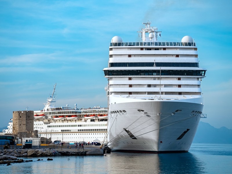 Kreuzfahrt-Schiff fährt in Rhodos ein – was dann am Hafen passiert, konnte keiner ahnen